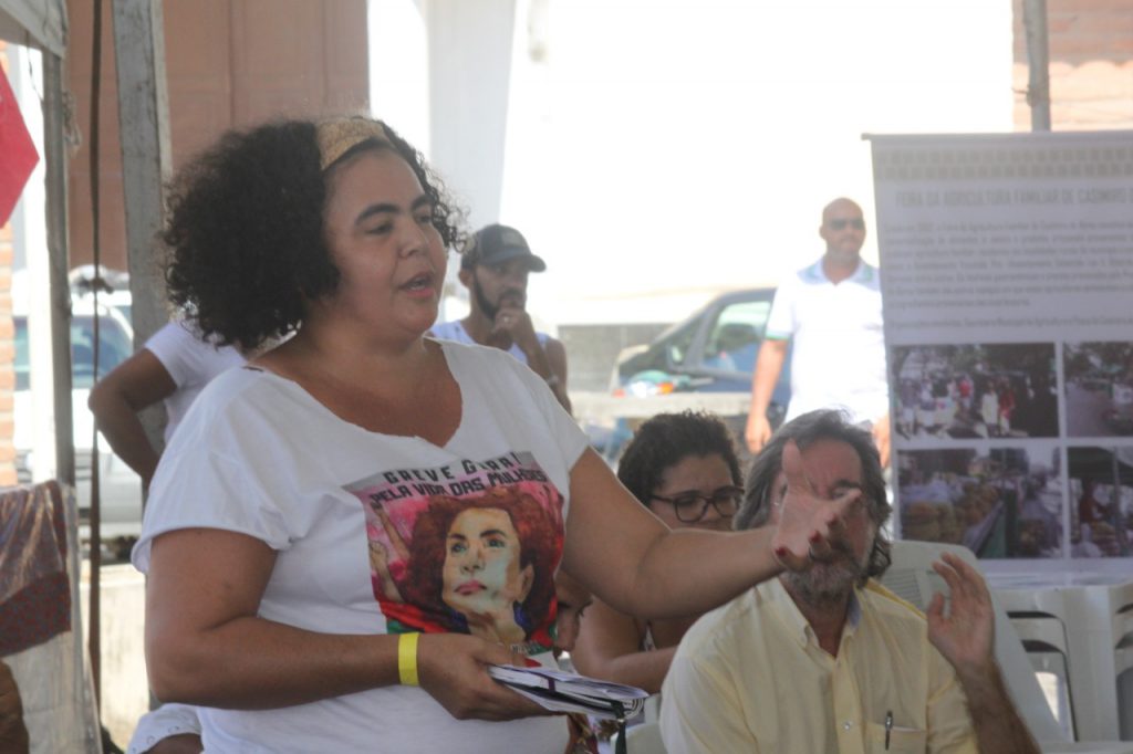 Lucinéia Freitas coordena uma reunião contra os agrotóxicos no interior do Rio, em 2019
