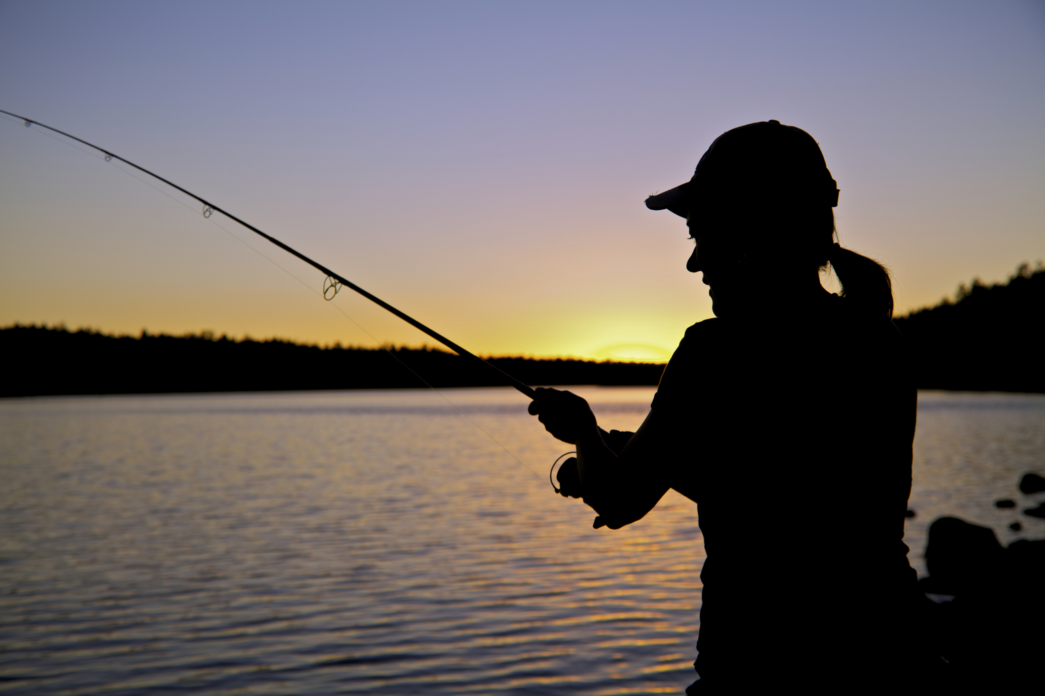 Remar: mulher pescando e vendendo seu peixe