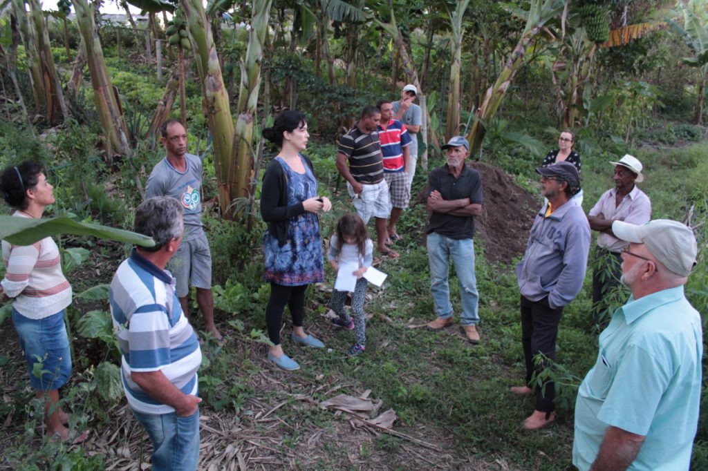 Os princípios da empresa sendo explicados para um grupo de agricultores, em Porciúncula (RJ), em 2016