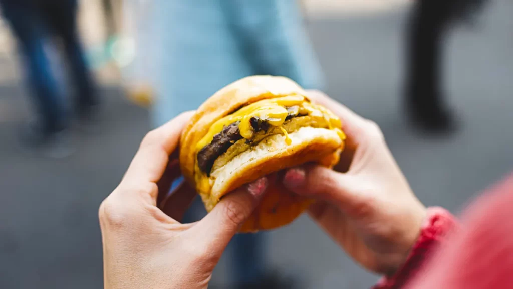 Alimentos Ultraprocessados - um hamburguer com chedar industrial